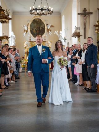 Šaty od Sqvele mi udělaly můj svatební den nezapomenutelným. Hned jak jsem je oblékla, cítila jsem se nádherně, přirozeně,...